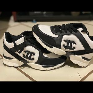 The shoes are brand new.  Not original, 👍